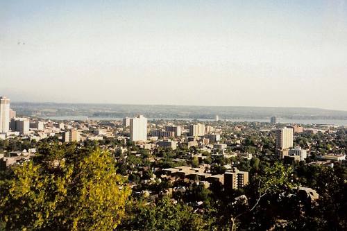 Vista aérea de la ciudad de Hamilton, Canadá, con el ayuntamiento o un área industrial en el fondo.