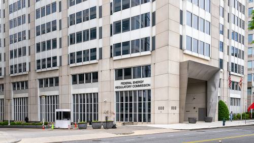 Entrada principal de la sede de la Comisión Federal Reguladora de Energía (FERC) en Washington D.C., con el rótulo Federal Energy Regulatory Commission y el número 888 sobre la fachada