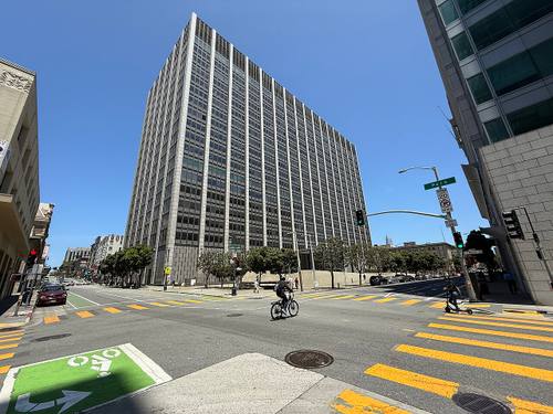 Torre del Phillip Burton Federal Building, sede del tribunal federal de San Francisco, en la esquina de Golden Gate Avenue con la calle Polk, bajo un cielo despejado