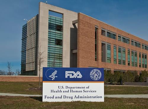 Cartel de la FDA y del Departamento de Salud y Servicios Humanos de EE. UU. ante el Edificio 21, en la entrada del campus de la agencia en White Oak, Silver Spring, Maryland