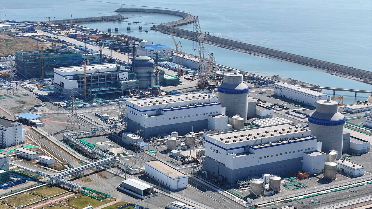 Vista aérea de la central nuclear de Haiyang, en Shandong (China), con los reactores 3 y 4 en construcción: cúpulas de contención de hormigón sin terminar rodeadas de grúas torre junto a la costa