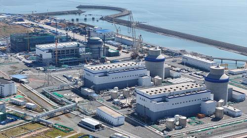 Vista aérea de la central nuclear de Haiyang, en Shandong (China), con los reactores 3 y 4 en construcción: cúpulas de contención de hormigón sin terminar rodeadas de grúas torre junto a la costa