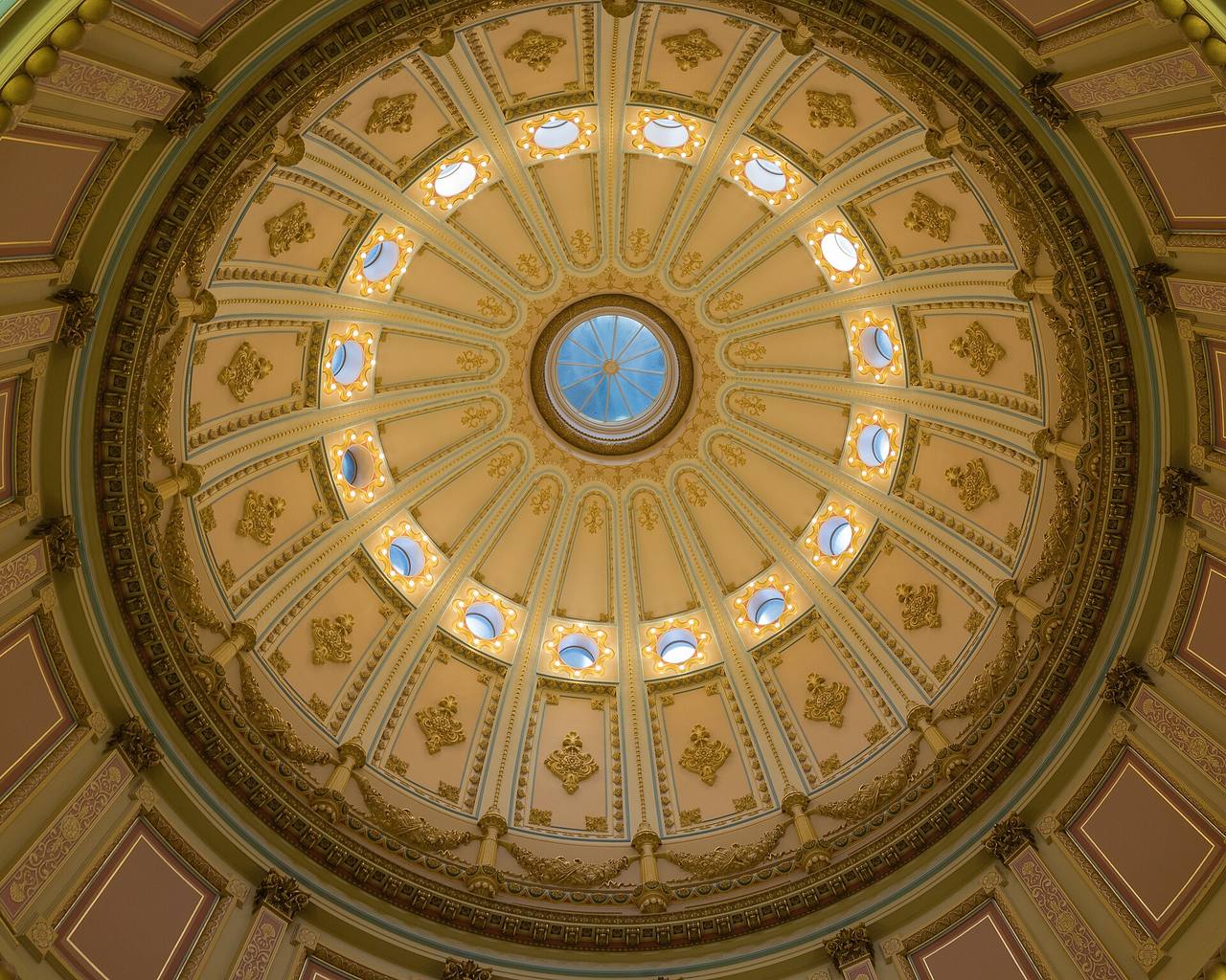 Interior de la cúpula del Capitolio de California, en Sacramento