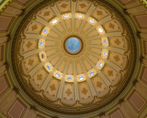 Interior de la cúpula del Capitolio de California, en Sacramento