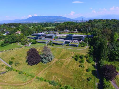 Sede del Foro Económico Mundial en Ginebra, vista aérea de sus edificios de tejados verdes junto a los Alpes