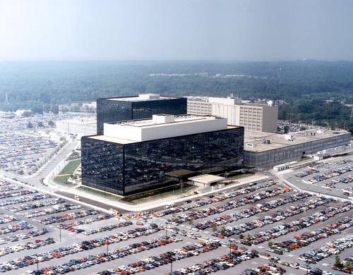 Vista aérea de la sede de la Agencia de Seguridad Nacional (NSA) de EE. UU. en Fort Meade, Maryland: el edificio de fachada de cristal oscuro rodeado de amplios aparcamientos