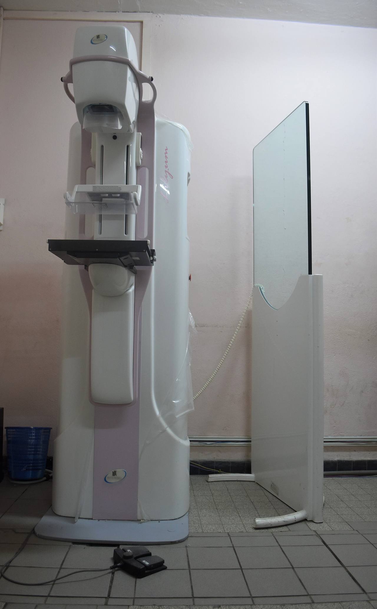 Mamógrafo en una sala de radiología