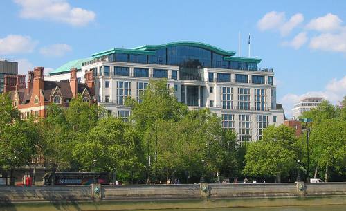 Globe House, la sede londinense de British American Tobacco, vista desde la otra orilla del Támesis en Victoria Embankment