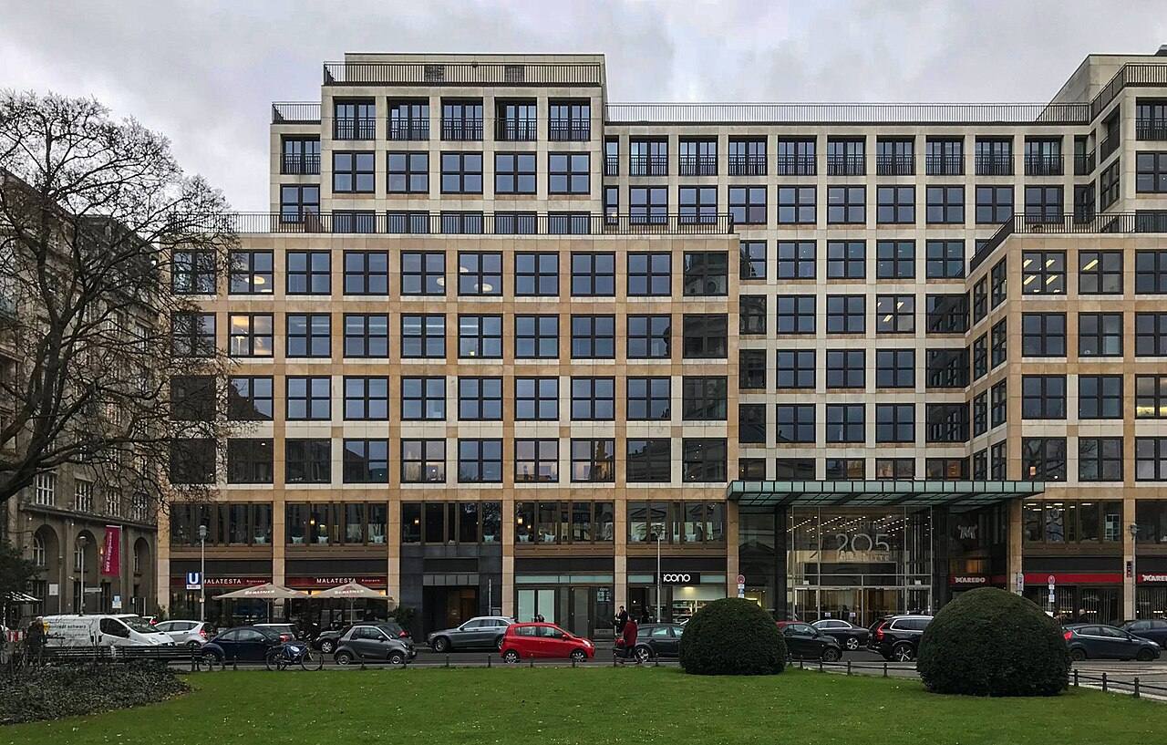 Edificio Quartier 205 en Berlín-Mitte, sede operativa de BMG Rights Management, discográfica y editora del acuerdo con Suno