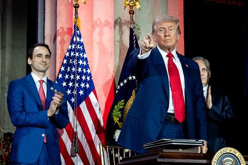 Donald Trump, en el podio con el sello presidencial y las carpetas de las órdenes ejecutivas que acaba de firmar, en la Cumbre de IA de la Casa Blanca, julio de 2025