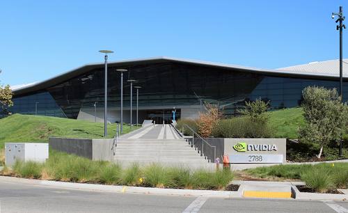 Entrada del edificio Endeavor, sede de Nvidia en Santa Clara, California, con el rótulo "nvidia" y el número 2788 junto a la escalinata de acceso