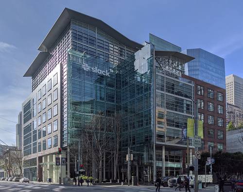 Edificio de oficinas en el 500 de Howard Street, San Francisco: la sede que Anthropic arrendó en 2023 y ocupa como oficina central, fotografiada en enero de 2020 cuando aún era la sede de Slack.